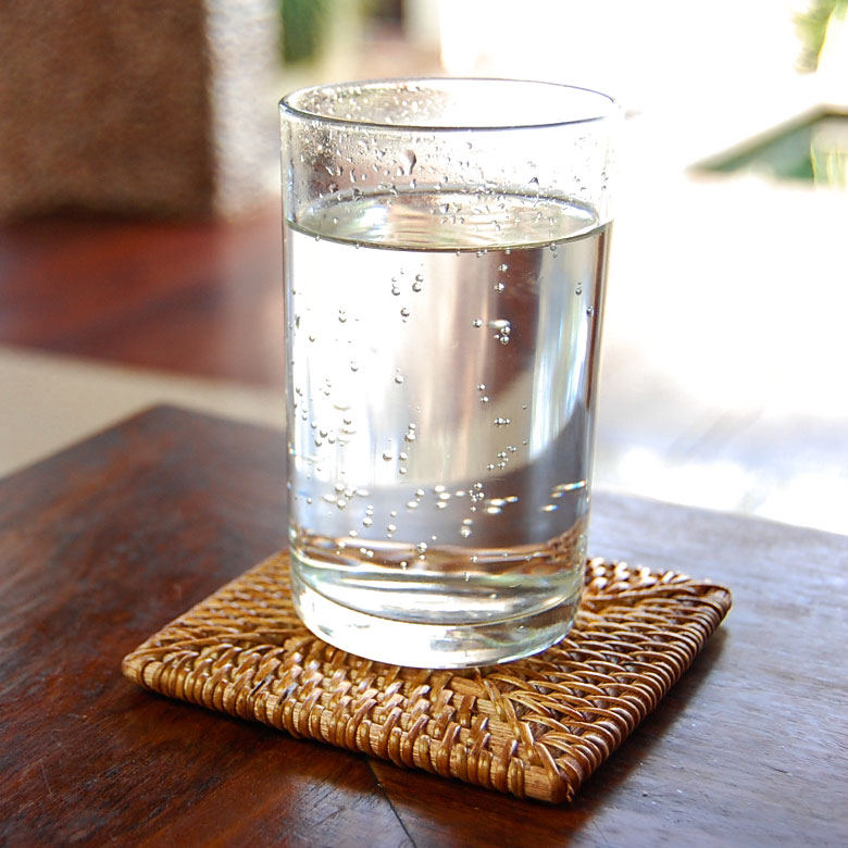 シンプルながら素朴な可愛さスクエア型コースター