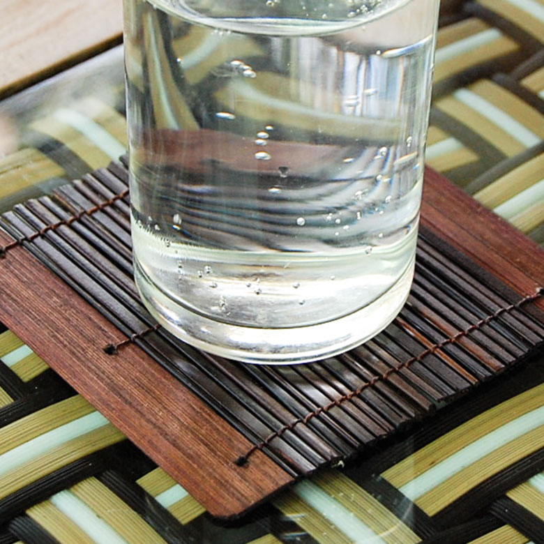 重厚感のある深い色合いや艶感が落ち着いた仕上がりのコースター