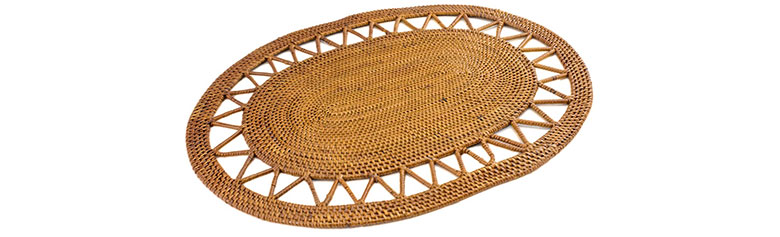 透かし編みが涼し気な楕円形ランチョンマット