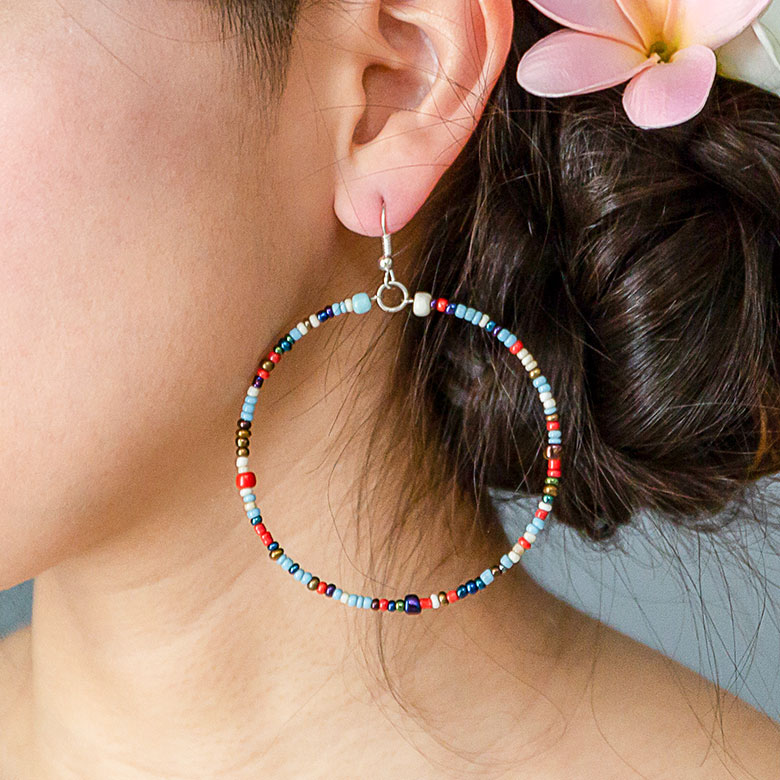 軽やかに揺れるカラフルビーズのフープピアス