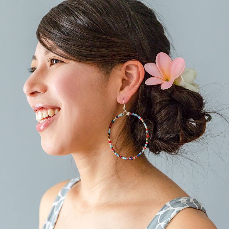 ビーチを彷彿させるカラフルビーズのフープピアス。