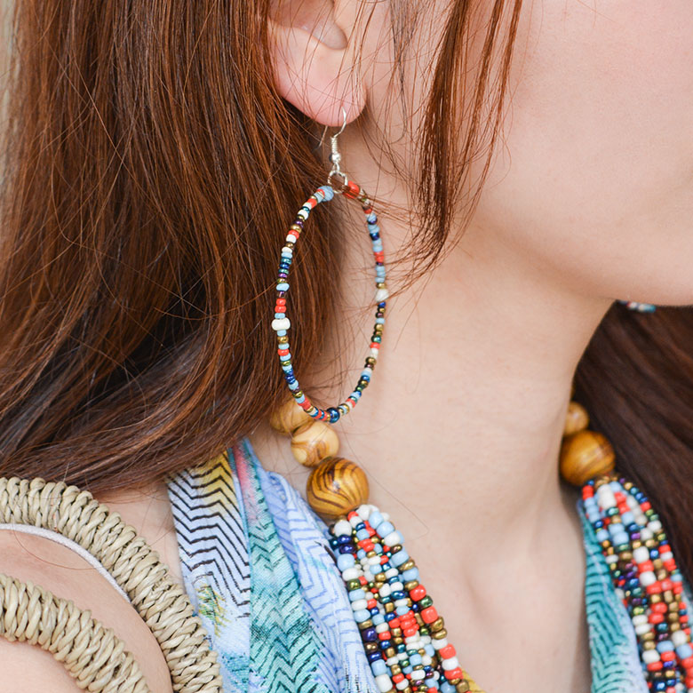 軽やかで着け心地も重くないカラフルビーズのフープピアス。