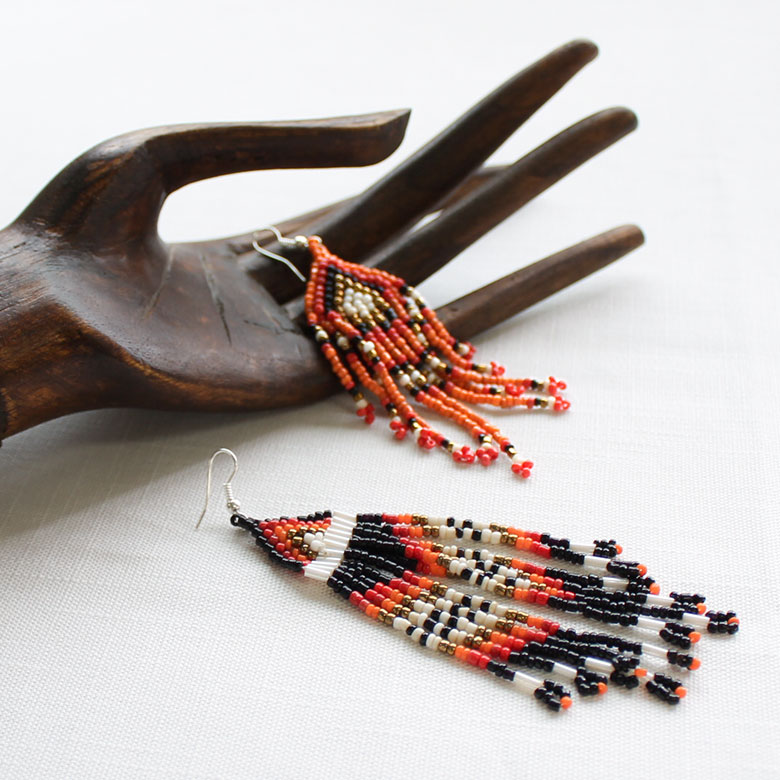 2色展開のネイティブ柄フリンジピアス