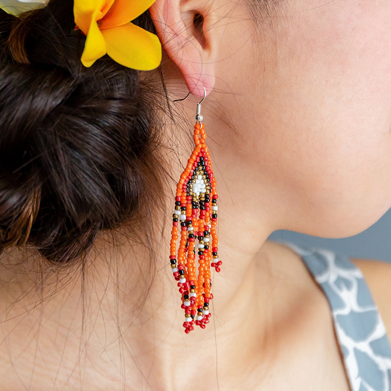 オレンジのビーズピアス使用イメージ