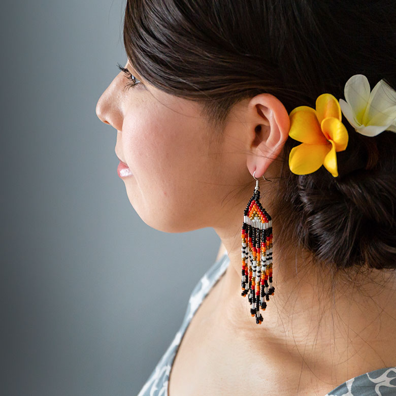 ブラックのビーズピアス使用イメージ