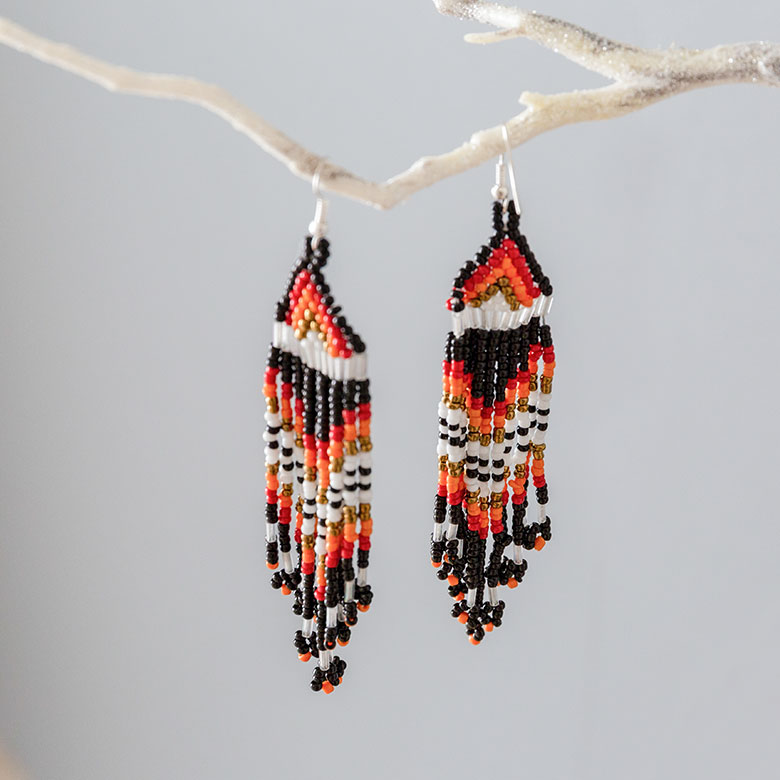 ビーズピアスブラックは締まった印象に。