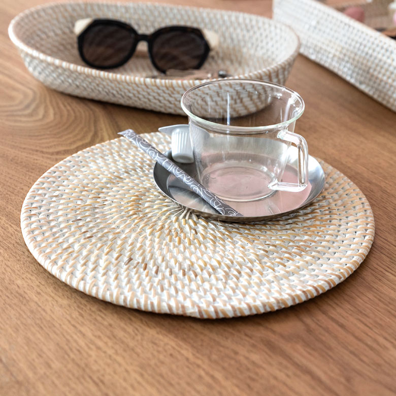 ホワイトウォッシュのラタンラウンドマット