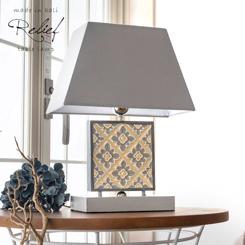 バリ伝統のウッドカーヴィングつき、テーブルランプ。