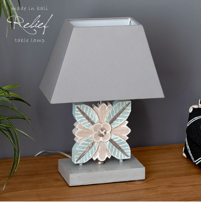 バリ伝統のウッドカーヴィングつき、テーブルランプ。