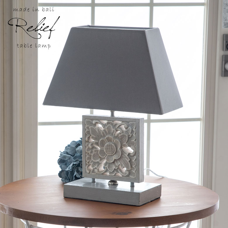 バリ伝統のウッドカーヴィングつき、テーブルランプ。
