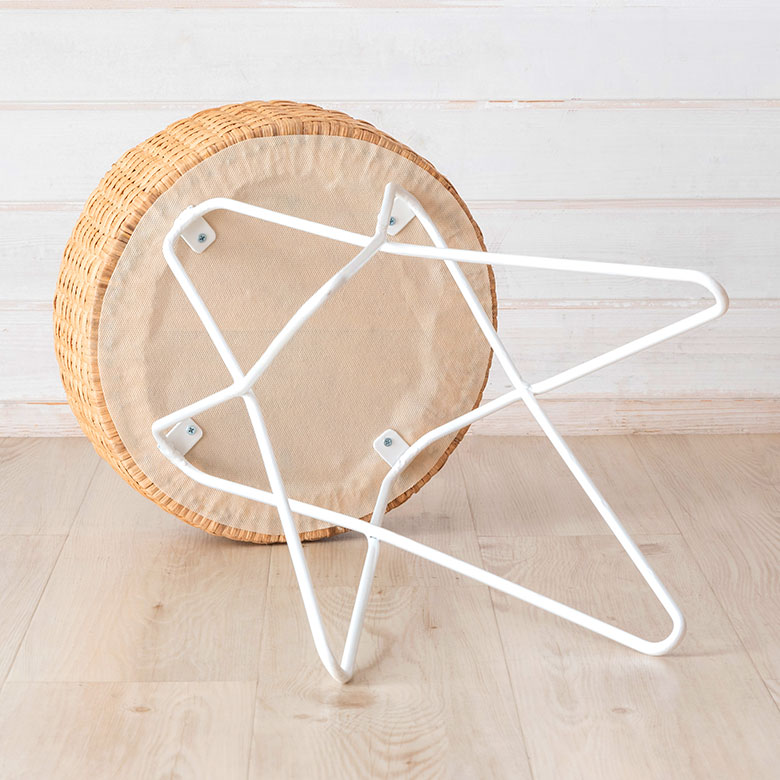 座面の裏側には不織布が貼られています。