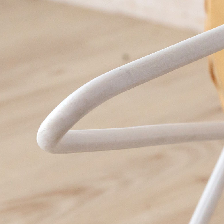 脚部はネジで固定