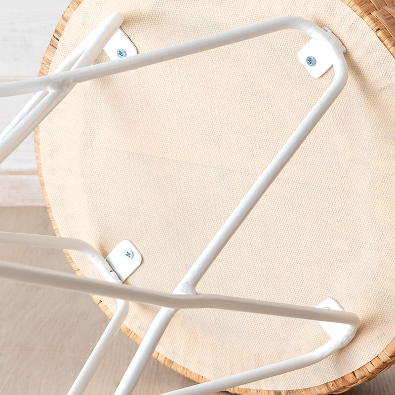 脚部は丸みのあるホワイトアイアン。