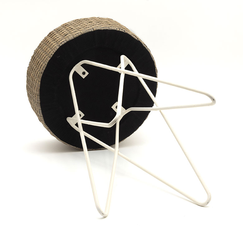 座面の裏側には不織布が貼られています。