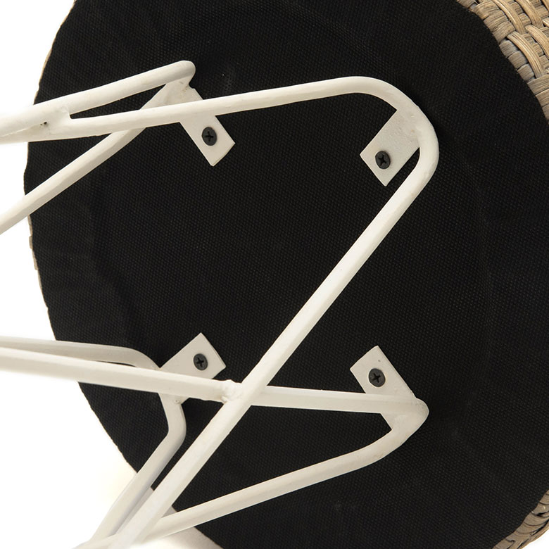 脚部は丸みのあるホワイトアイアン。