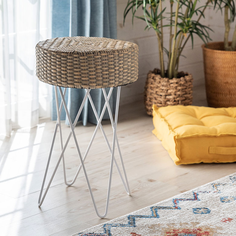 シンプルなデザインだから使いやすい、ラタンとアイアンのスツール