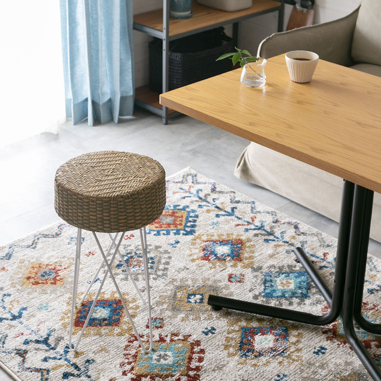 ソファやベッドの横に置くサイドテーブルとしても