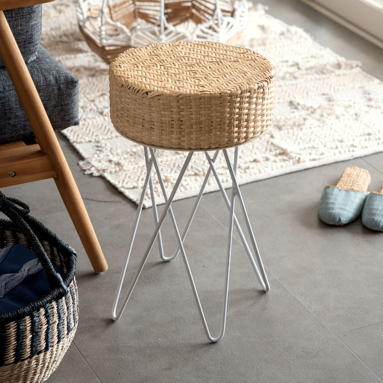 ラタンとアイアンのスツール