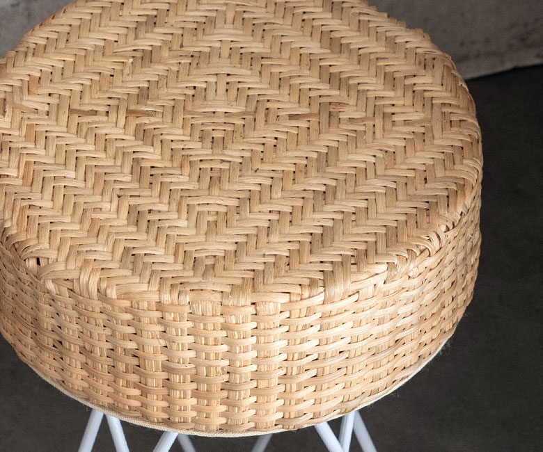 丸い座面も相まって、ラタンのやさしい風合いを感じるデザイン