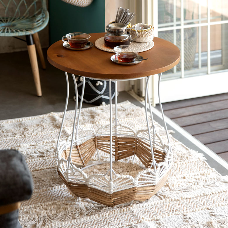 オリエンタルなムードのサイドテーブル。