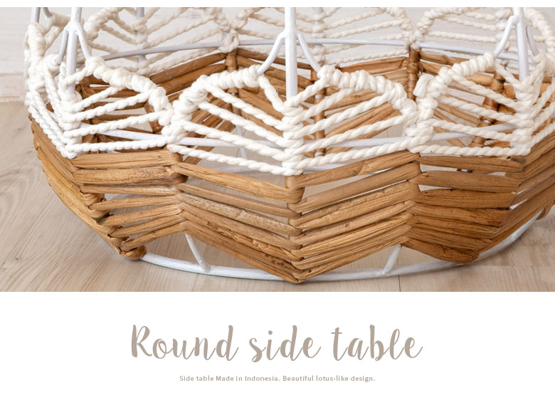 ボトムの編み込みがおしゃれ。