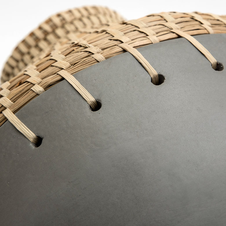 テラコッタに穴をあけて、シーグラスで丁寧に縫い付けています