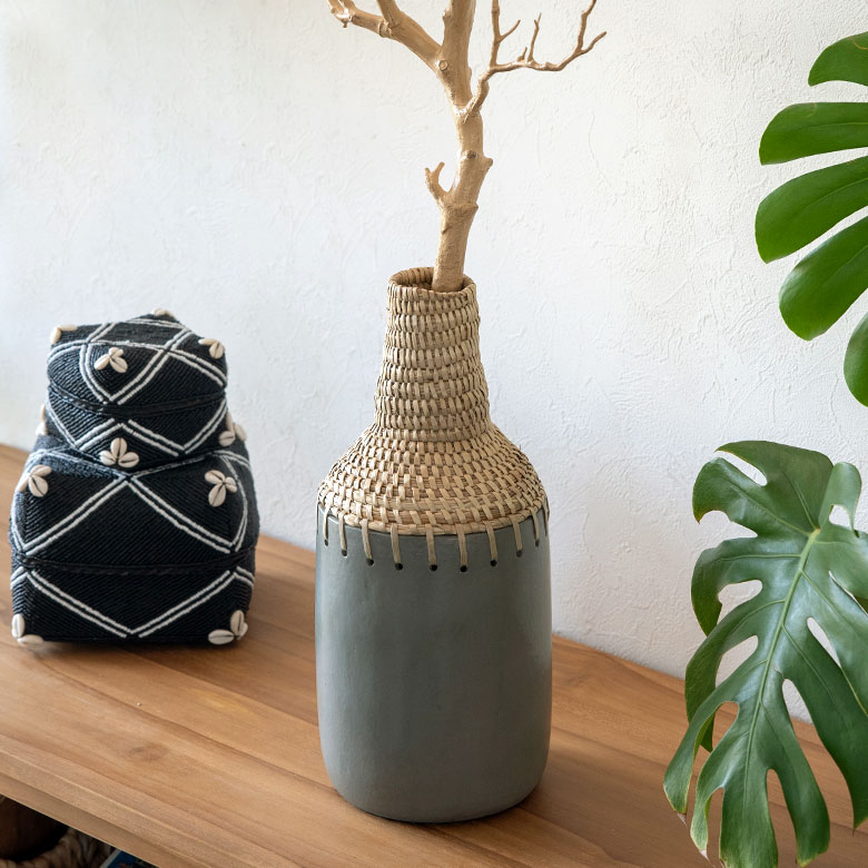 すっきりとしたフォルムが美しいテラコッタとシーグラスのフラワーベース