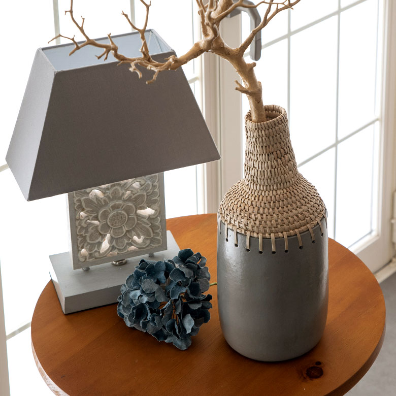 すっきりと背の高いボトル型は一輪挿しを飾るのにもおすすめ