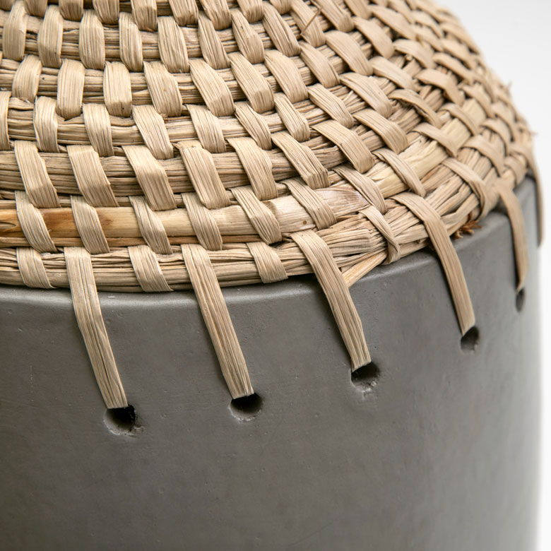 テラコッタに穴をあけて、シーグラスで丁寧に縫い付けています