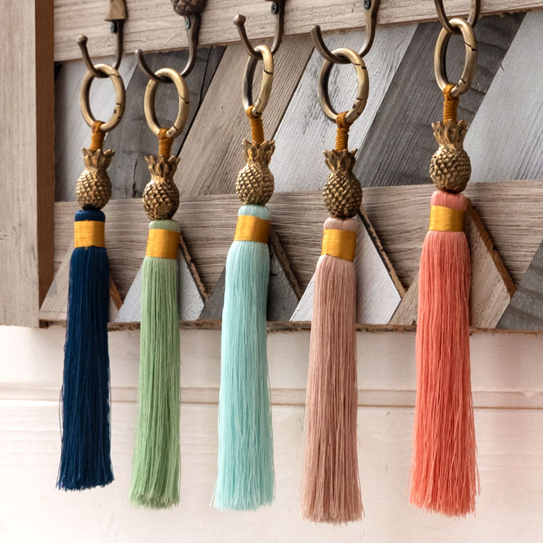 ワンポイントのパイナップルが可愛いタッセル