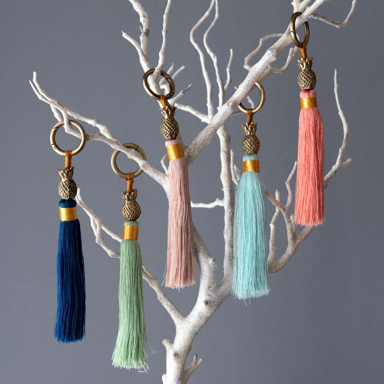 ボリュームのあるカラフルなタッセルでお部屋を明るい雰囲気に！