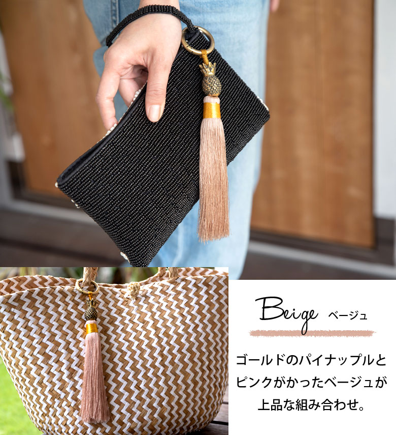 ゴールドのパイナップルとピンクがかったベージュが上品な組み合わせ。