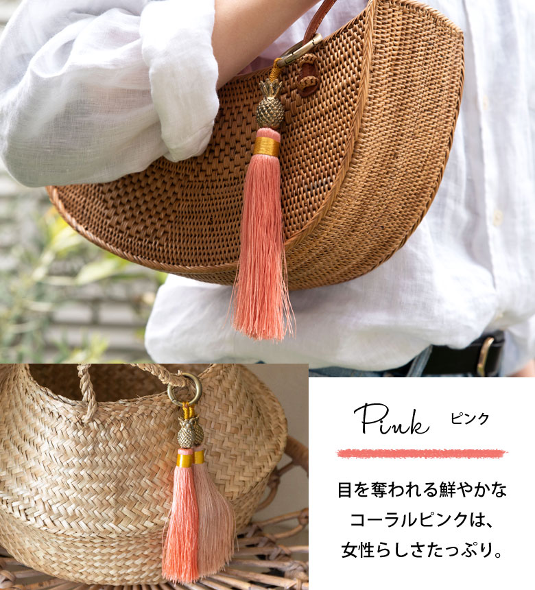 目を奪われる鮮やかなコーラルピンクは、女性らしさたっぷり。