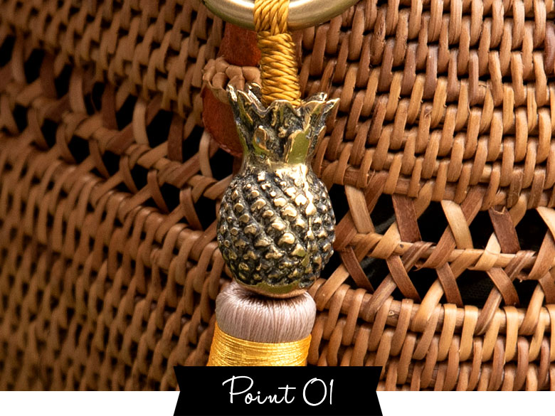 まるで使い込んだみたい！アンティークのような風合いの真鍮でできたパイナップル