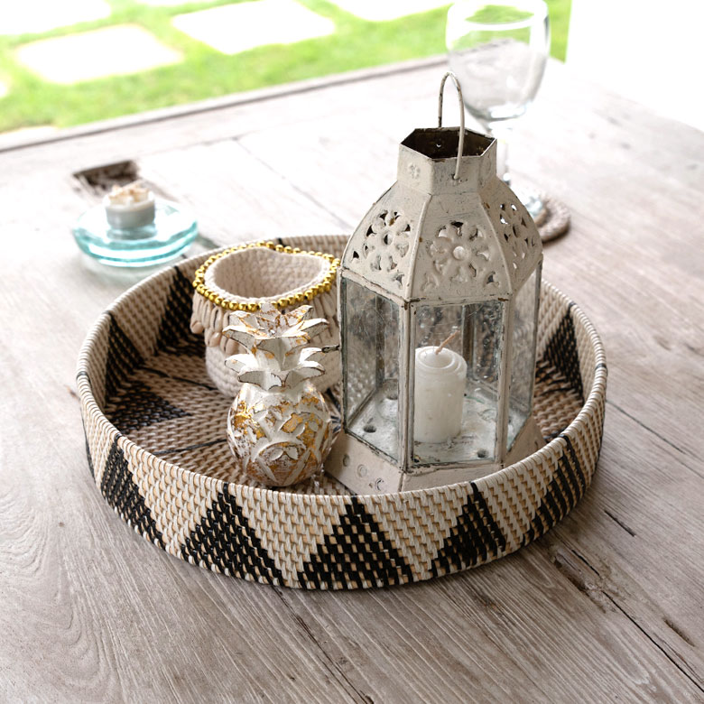 民族柄のカゴバスケット。