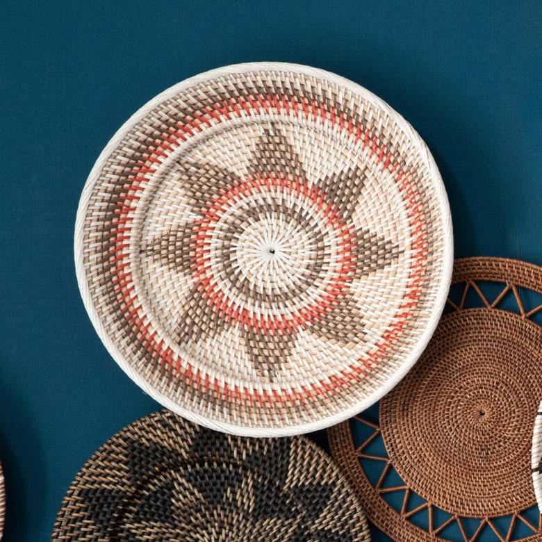 壁にかけて飾るトレイ