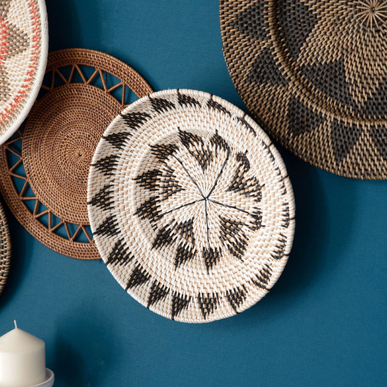 壁にかけて飾るトレイ