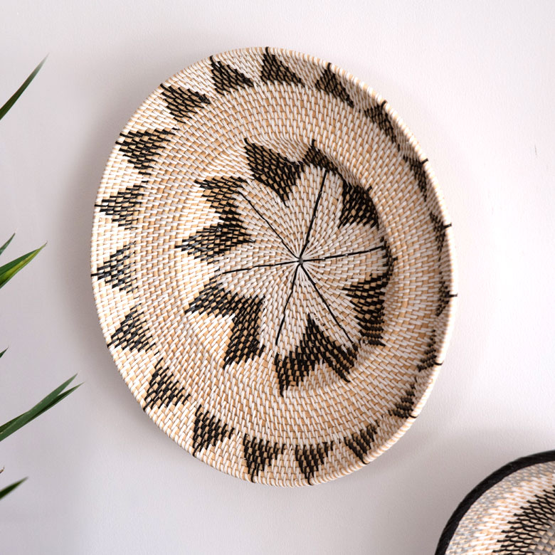 壁にかけて飾るトレイ