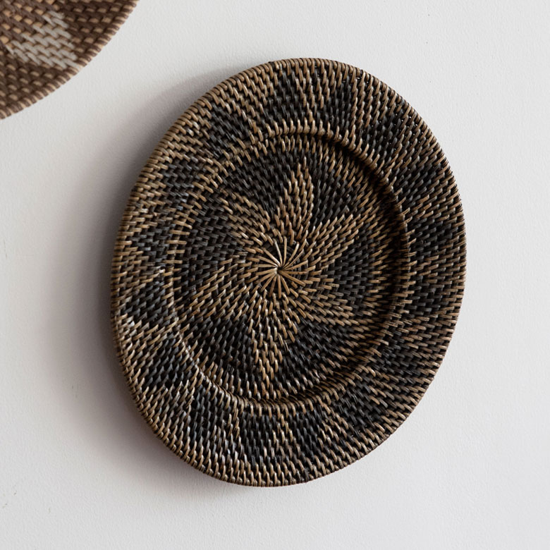 壁にかけて飾るトレイ