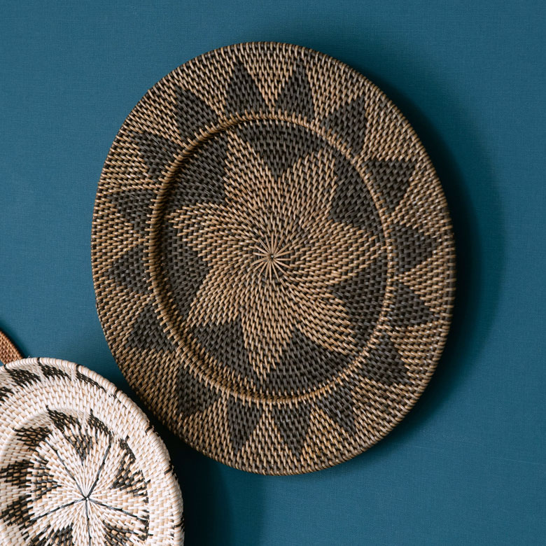 壁にかけて飾るトレイ