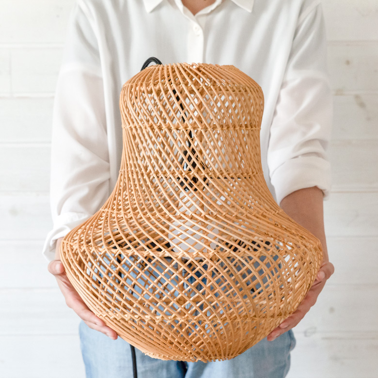 しなやかな曲線と編み目の透け感が圧迫感を感じさせないデザイン