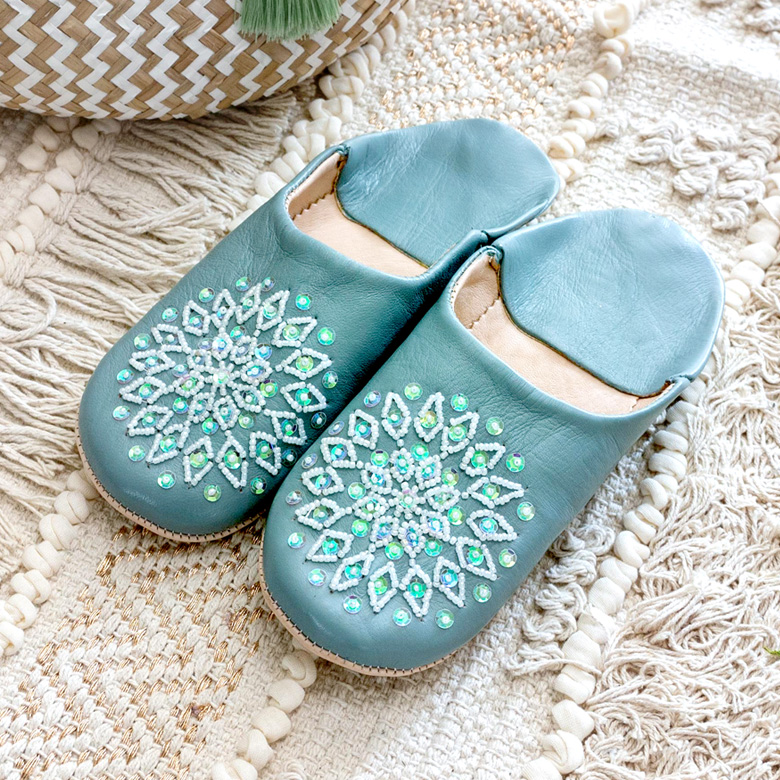 ビーズとスパンコールの飾り付きバブーシュ。