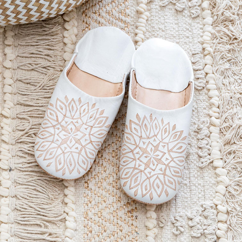 幾何学文様の彫り絵のバブーシュ。