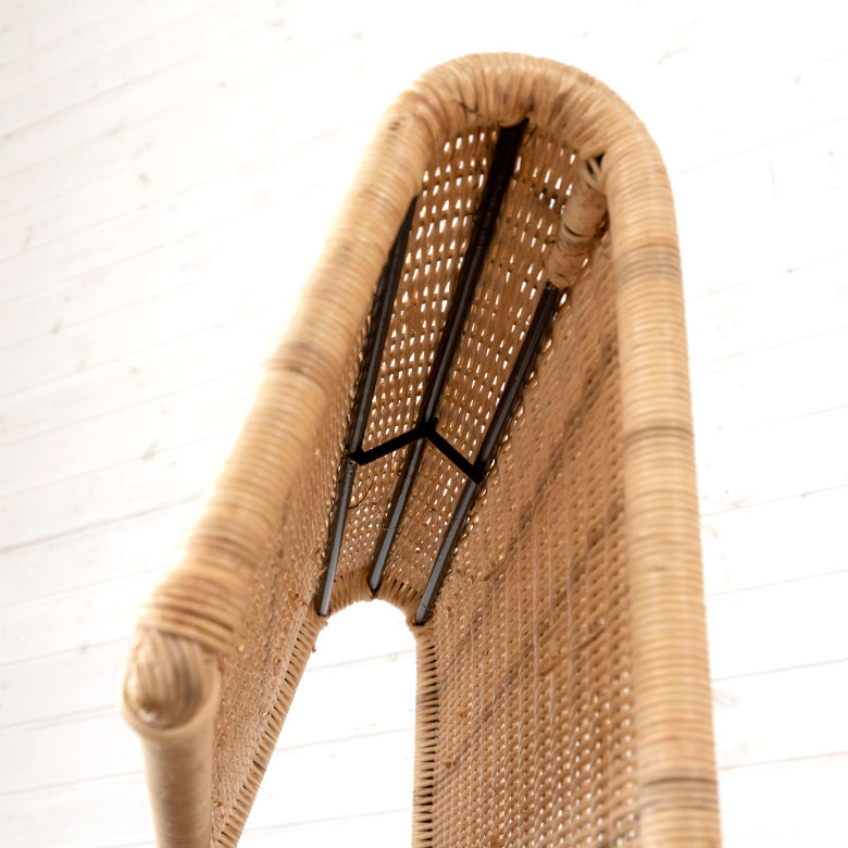 ラタンの背もたれ