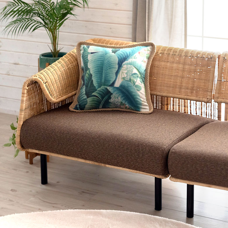 ラタンソファー(左)