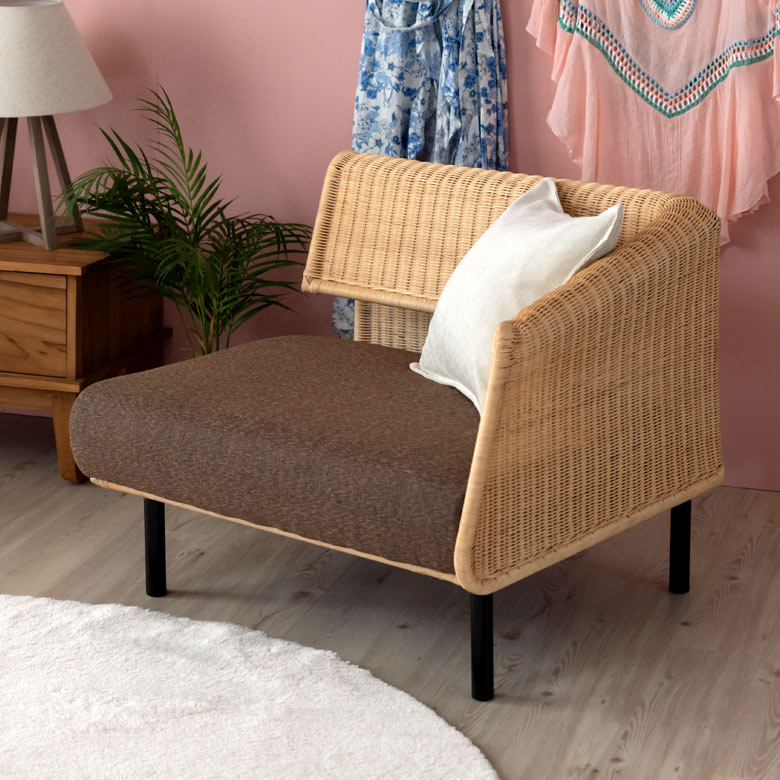 ラタンソファー(右)