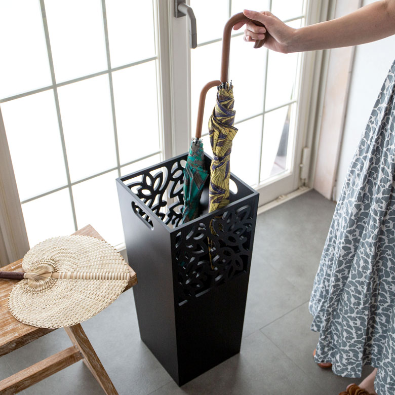 蓮の花をモチーフにした彫刻アートの傘立て