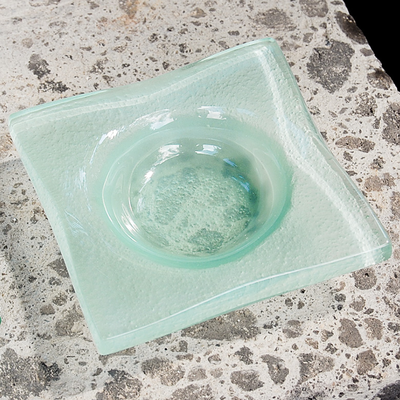 柔らかな曲線と丸みのある角が優しい印象のトレイ