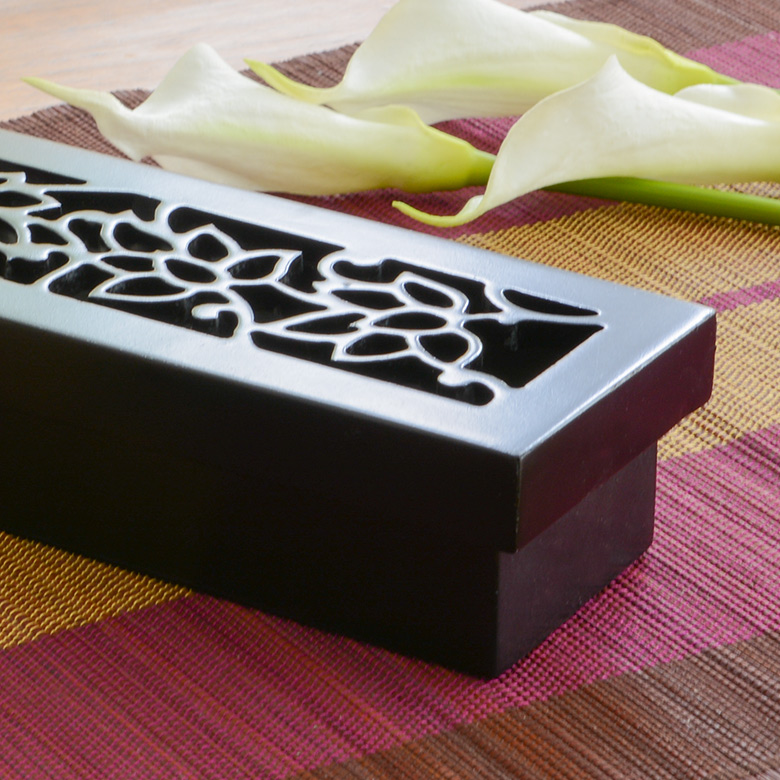 フタつきで小物入れにもお使いいただけます。