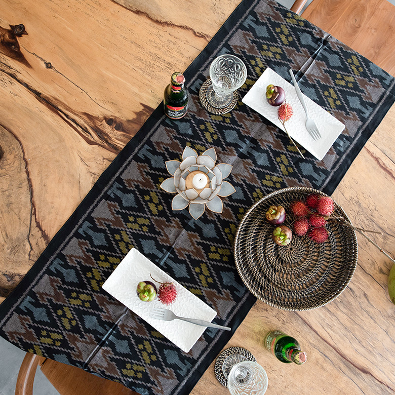 食卓を一気にバリニーズの雰囲気に変えるイカット